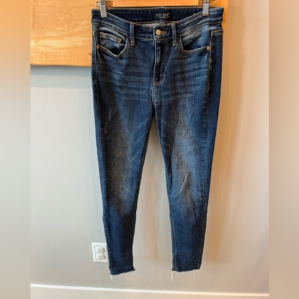 Cute skinny jeans with raw hem